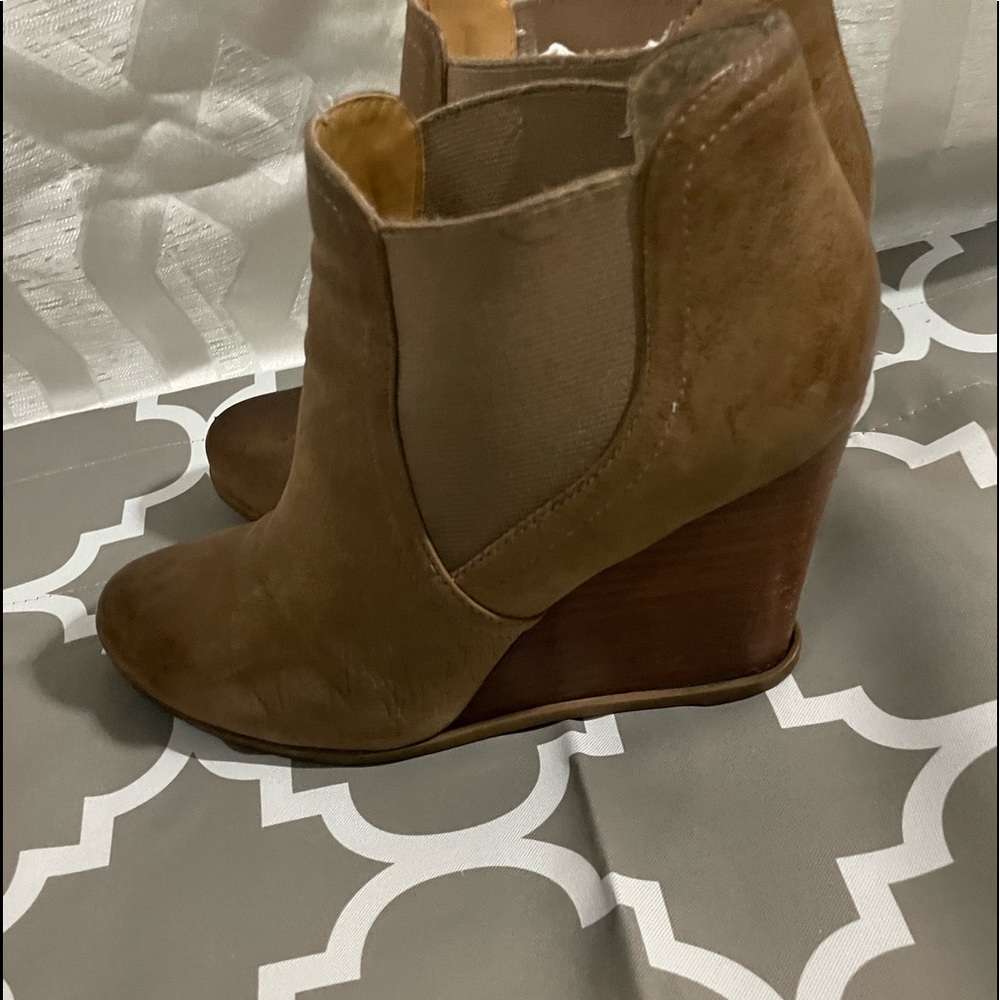 Audrey Brooke ‘Cindy’ wedge bootie